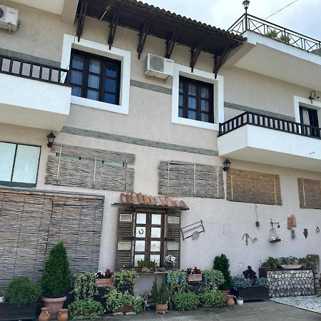 Bed & Breakfast Local Living Edi Μπεράτ Εξωτερικό φωτογραφία