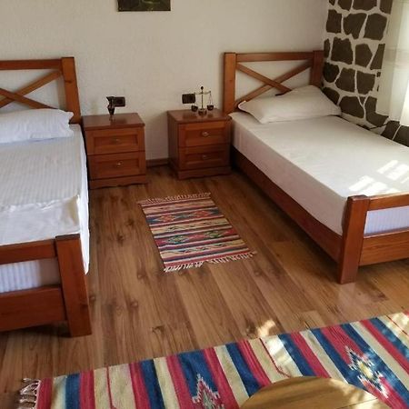 Bed & Breakfast Local Living Edi Μπεράτ Εξωτερικό φωτογραφία