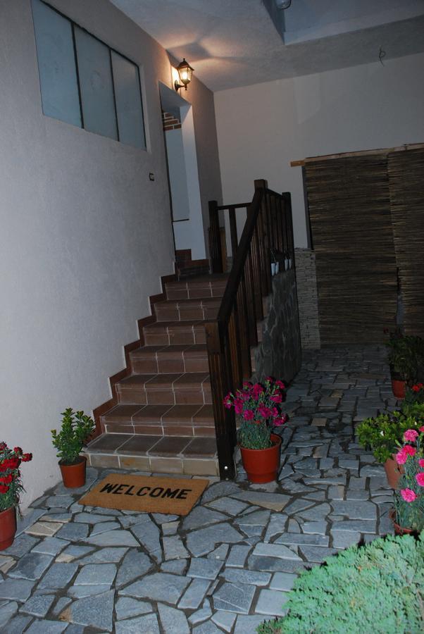Bed & Breakfast Local Living Edi Μπεράτ Εξωτερικό φωτογραφία