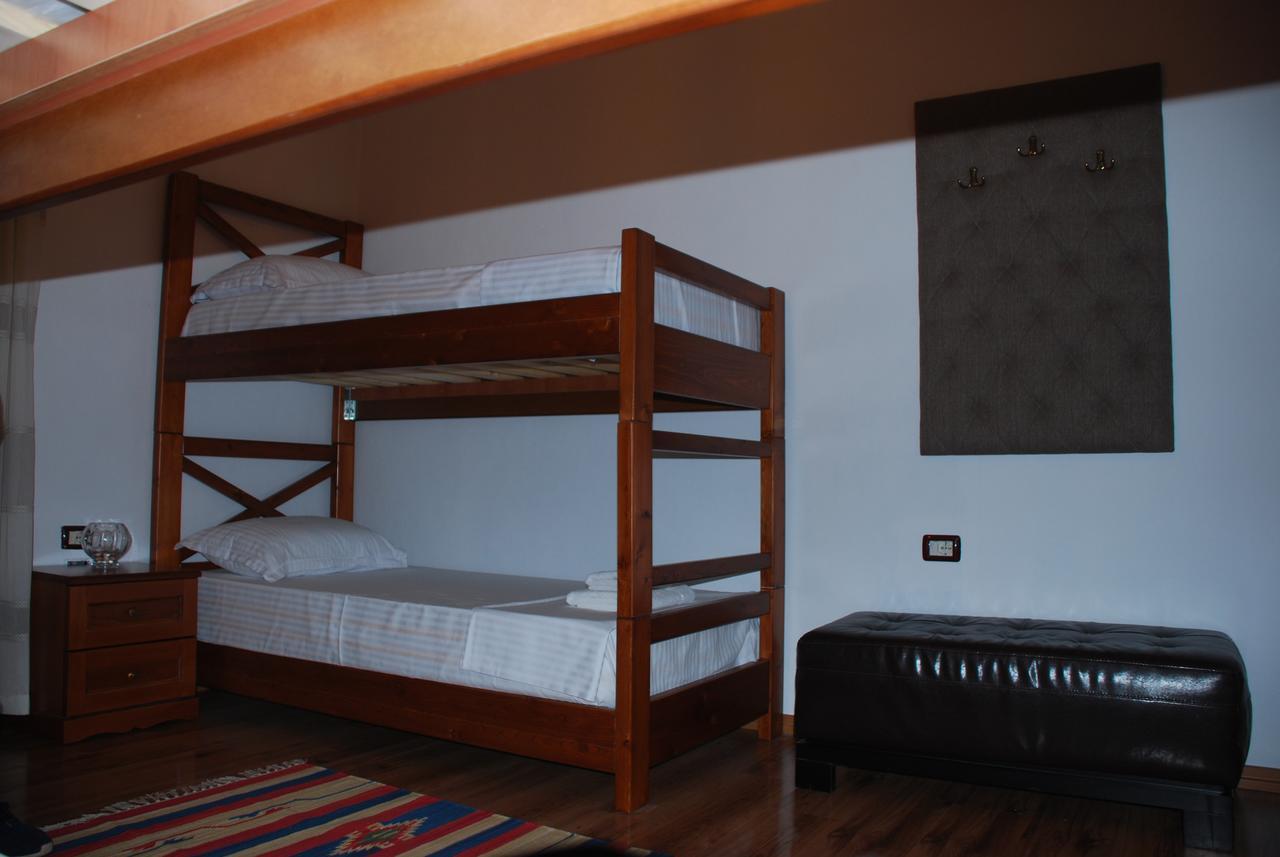 Bed & Breakfast Local Living Edi Μπεράτ Εξωτερικό φωτογραφία