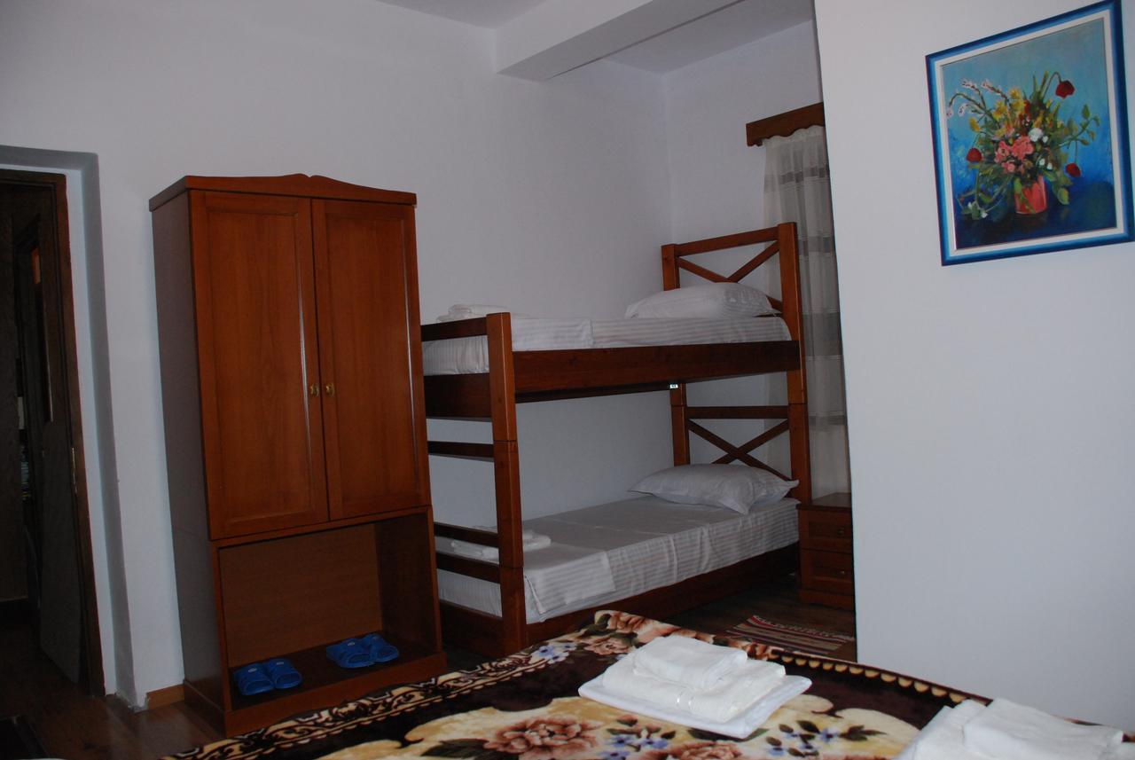Bed & Breakfast Local Living Edi Μπεράτ Εξωτερικό φωτογραφία
