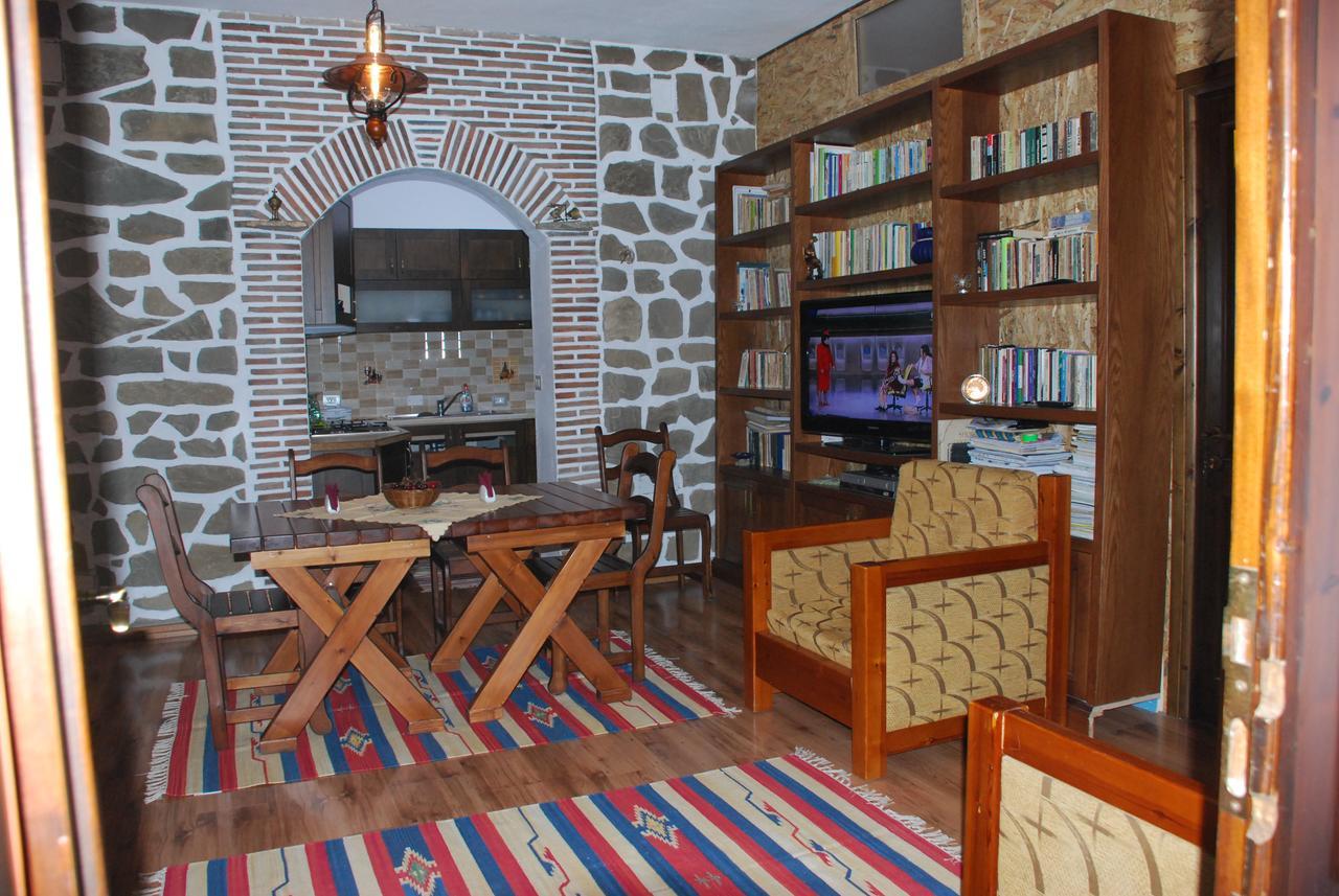 Bed & Breakfast Local Living Edi Μπεράτ Εξωτερικό φωτογραφία