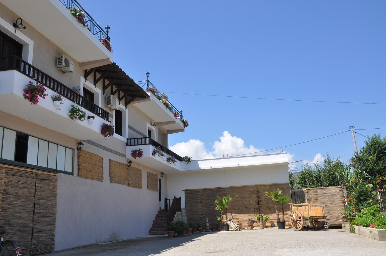 Bed & Breakfast Local Living Edi Μπεράτ Εξωτερικό φωτογραφία